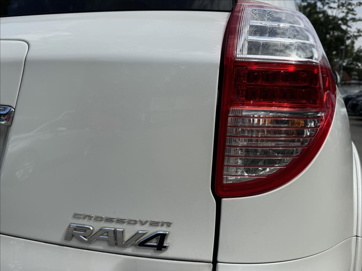toyota-rav4-2-2-crossover-nadherny-stav - 9