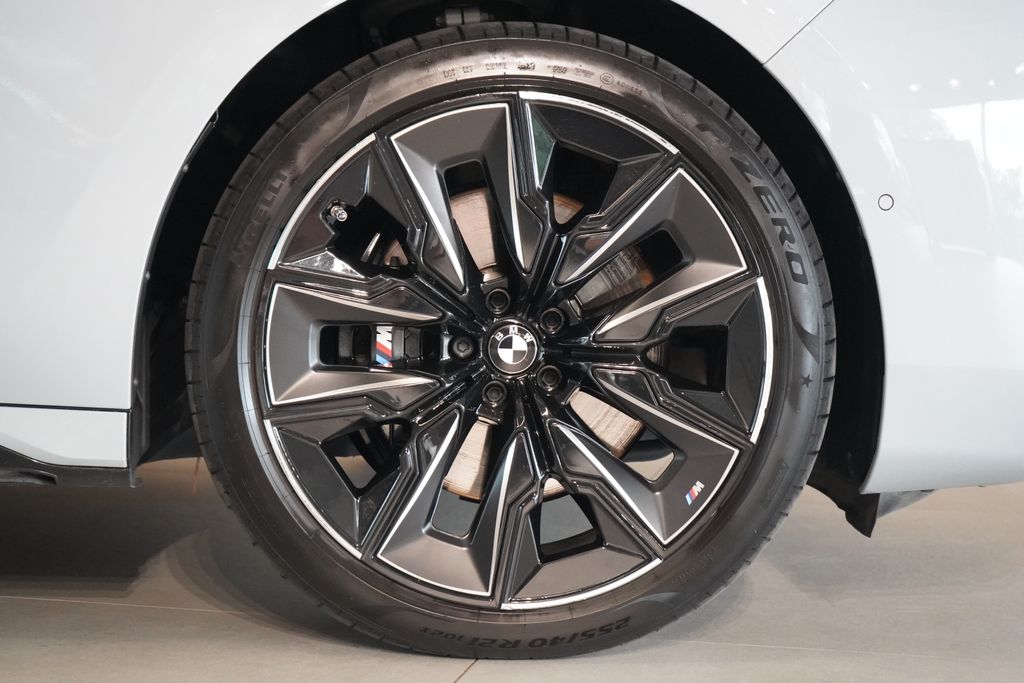 bmw-rada-7-740d-xdrive-m-paket-pro-b-w - 6