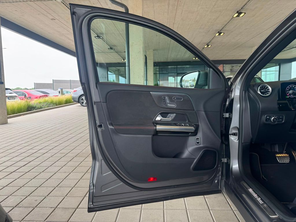 mercedes-benz-gla-200d-4matic-edition-140-years - 8