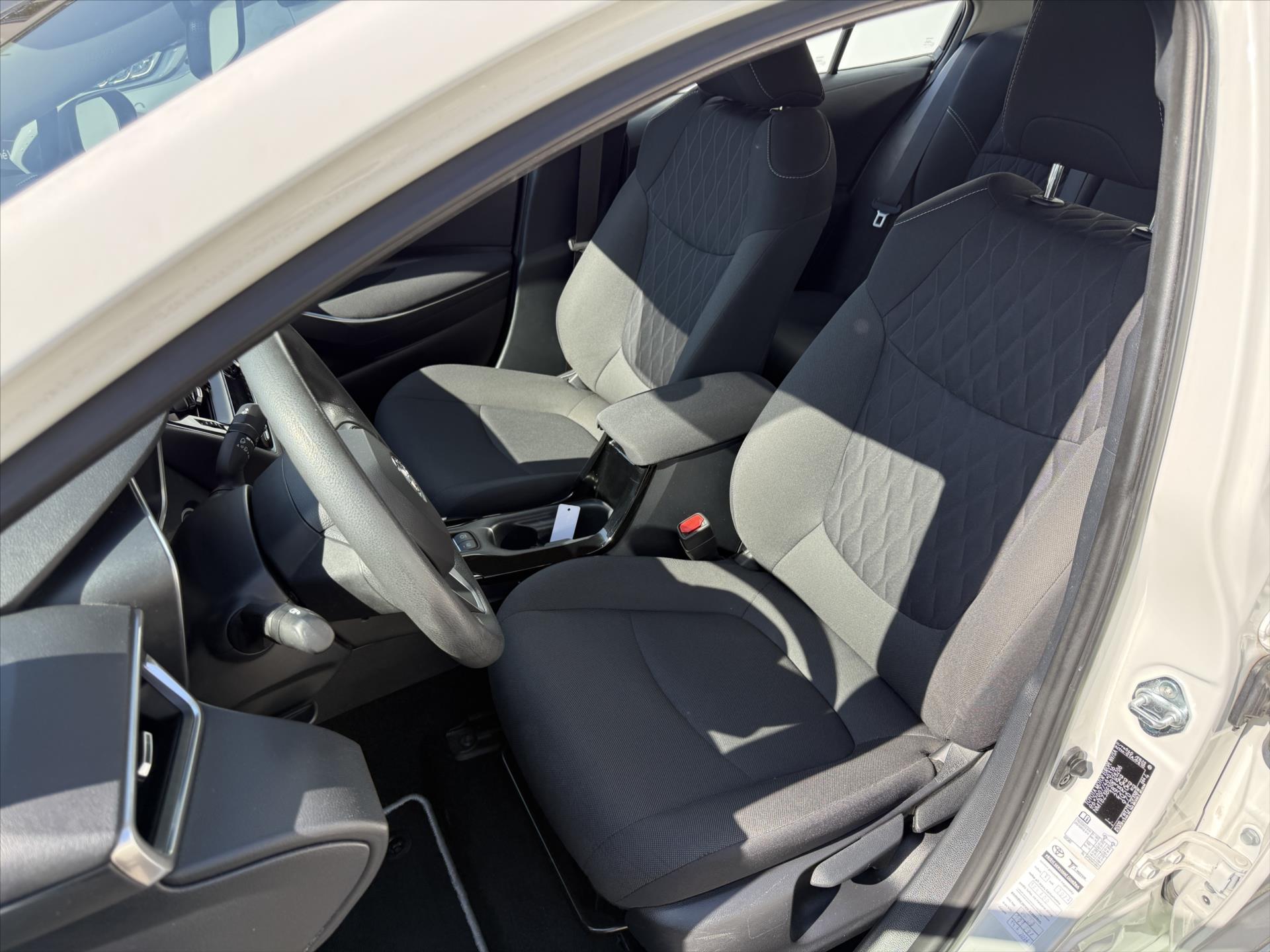 toyota-corolla-1-8-active-hybrid - 8