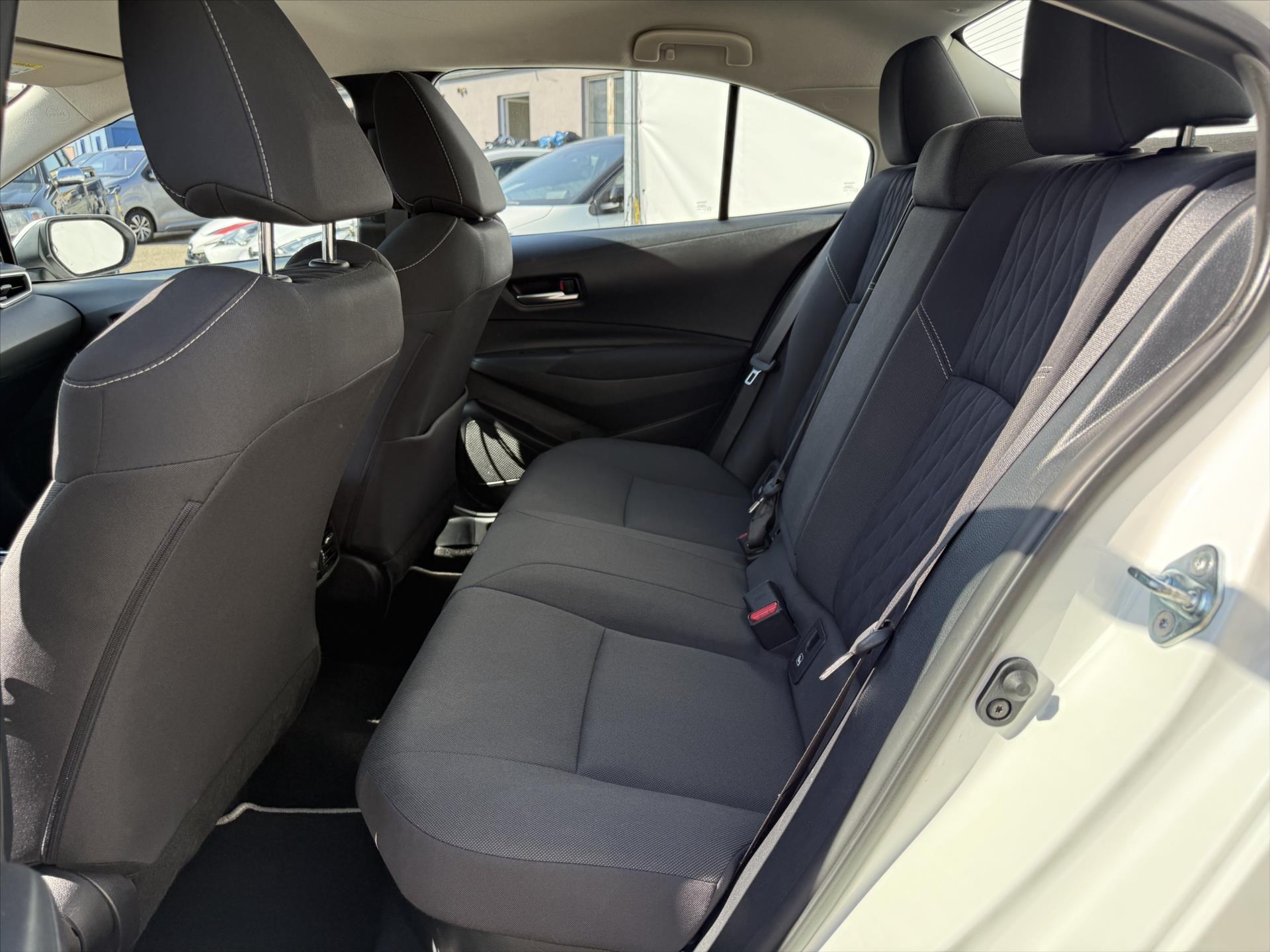 toyota-corolla-1-8-active-hybrid - 9
