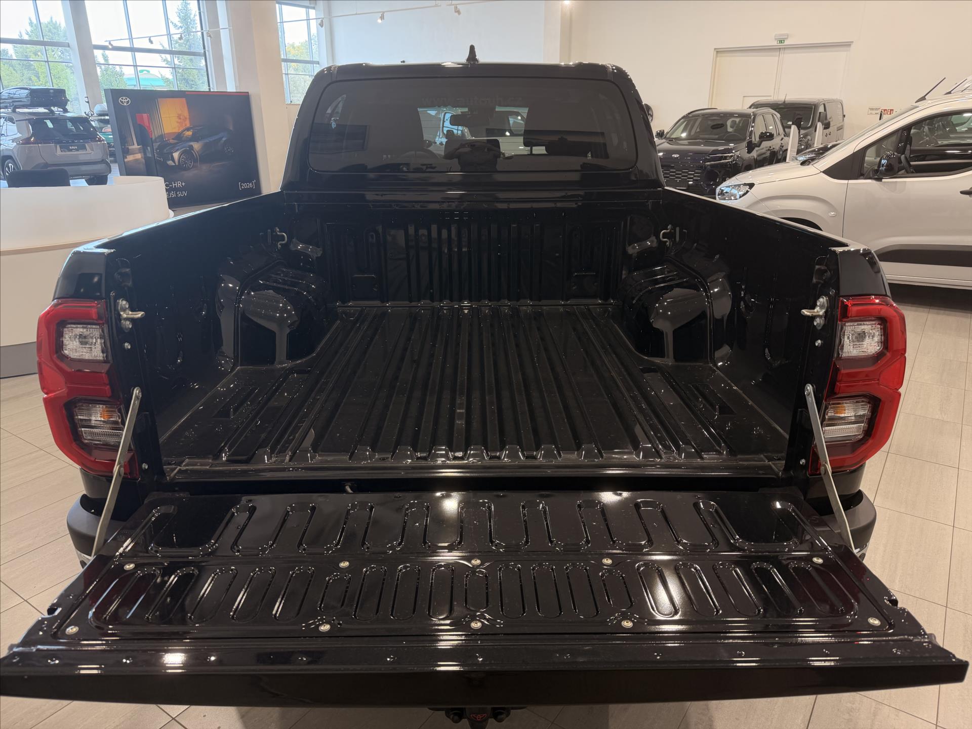 toyota-hilux-2-8-double-cab-executive-2-8l-diesel-204-6-at - 3