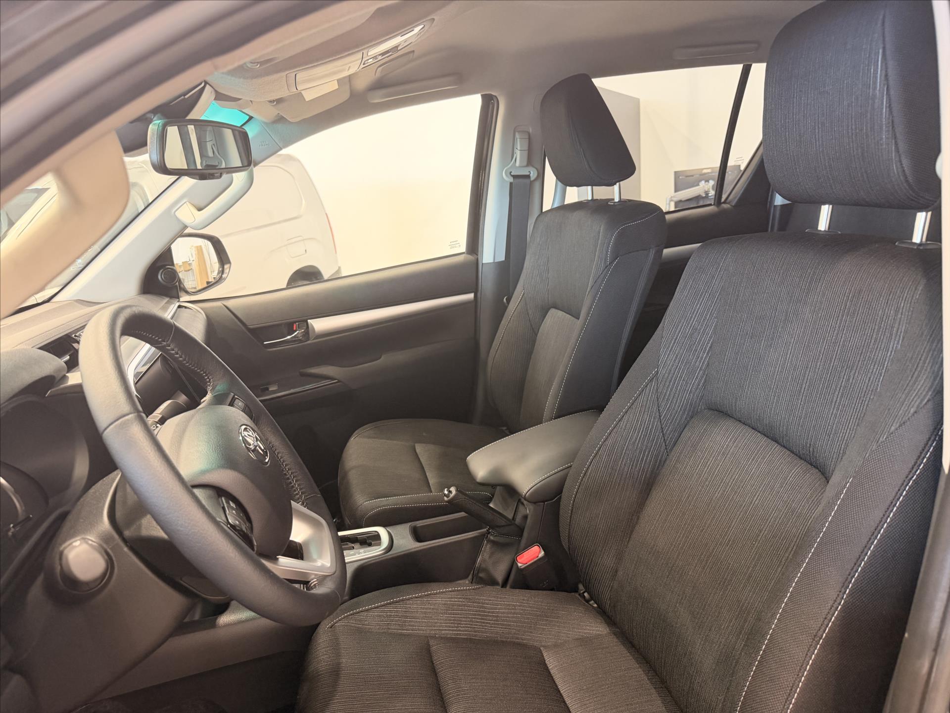toyota-hilux-2-8-double-cab-executive-2-8l-diesel-204-6-at - 7