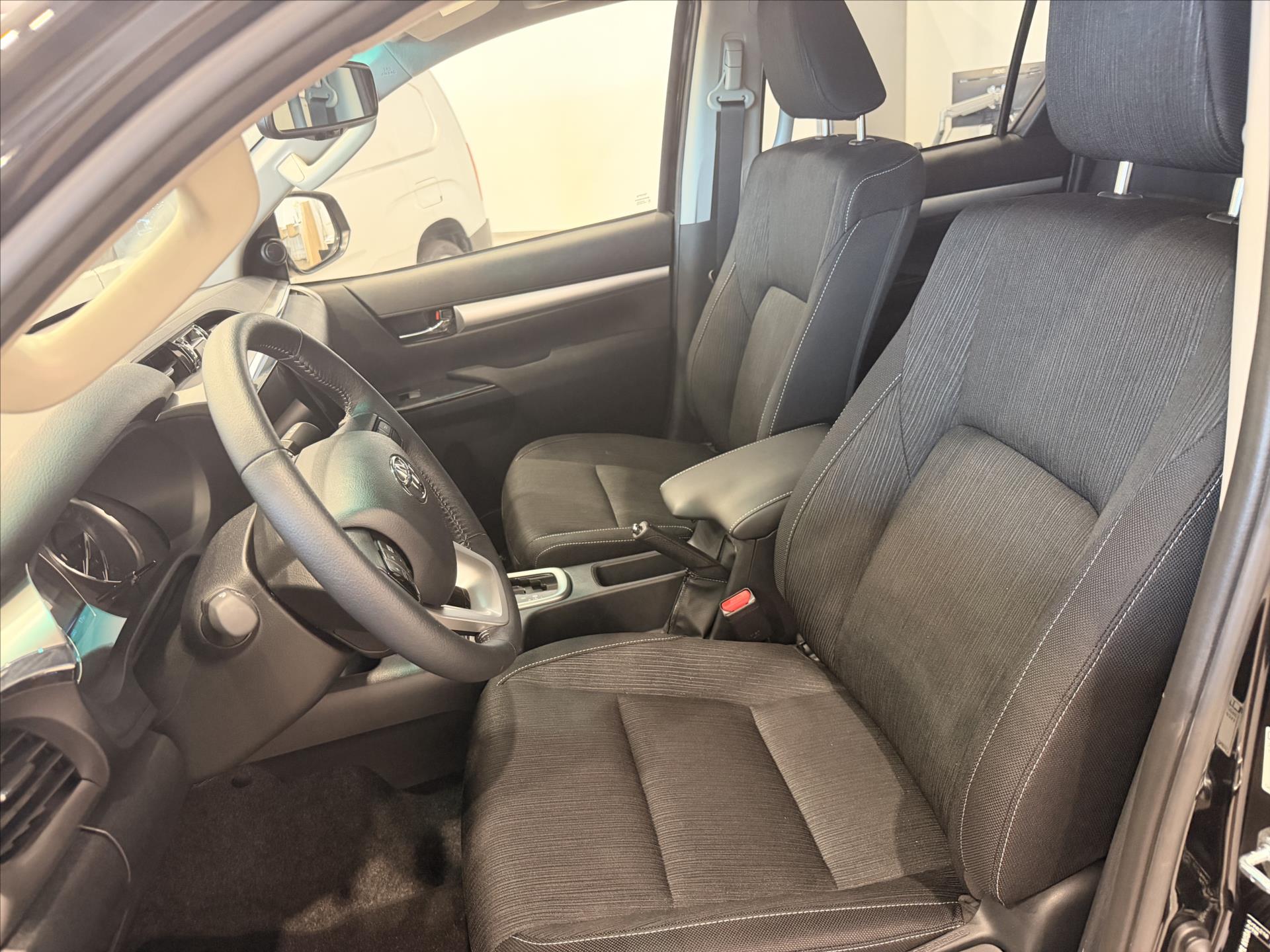 toyota-hilux-2-8-double-cab-executive-2-8l-diesel-204-6-at - 8