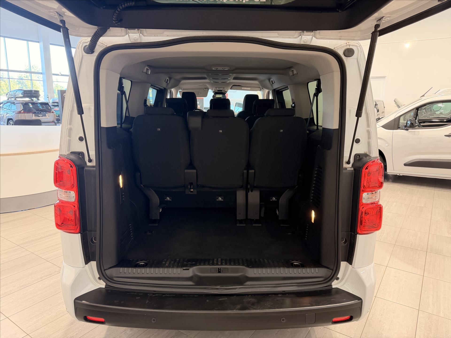 toyota-proace-verso-2-0-l2-family-8s-2-0l-diesel-177hp - 4