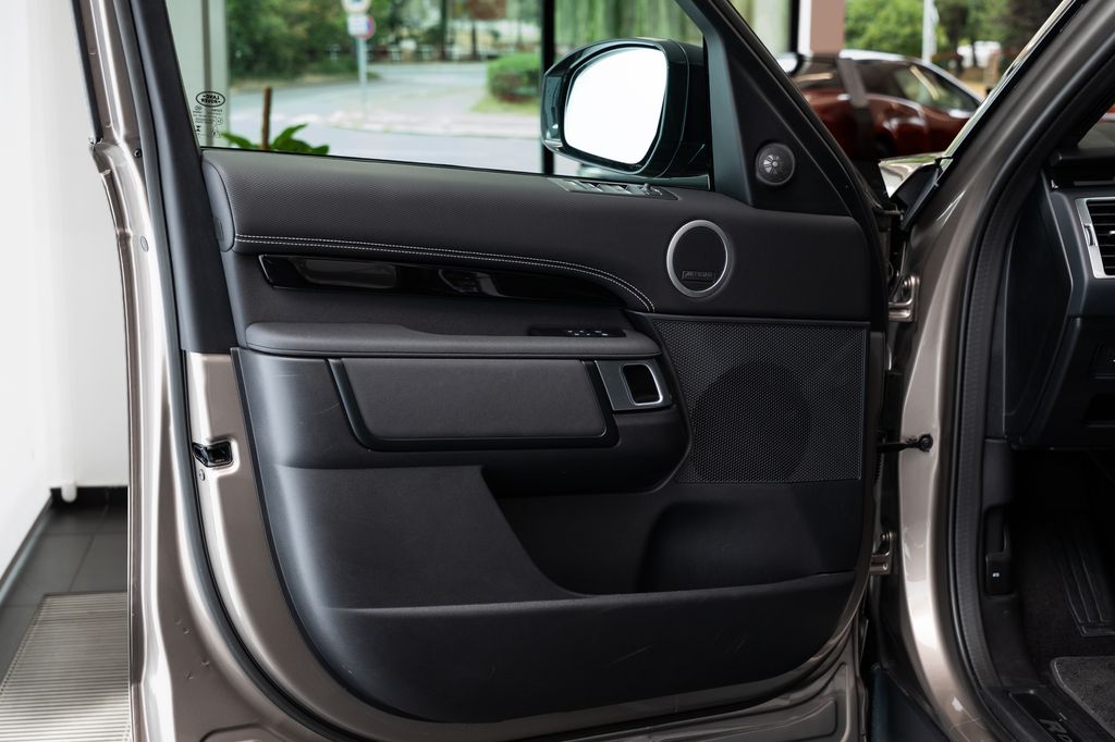land-rover-discovery-d300-se-approved-7-mist - 6