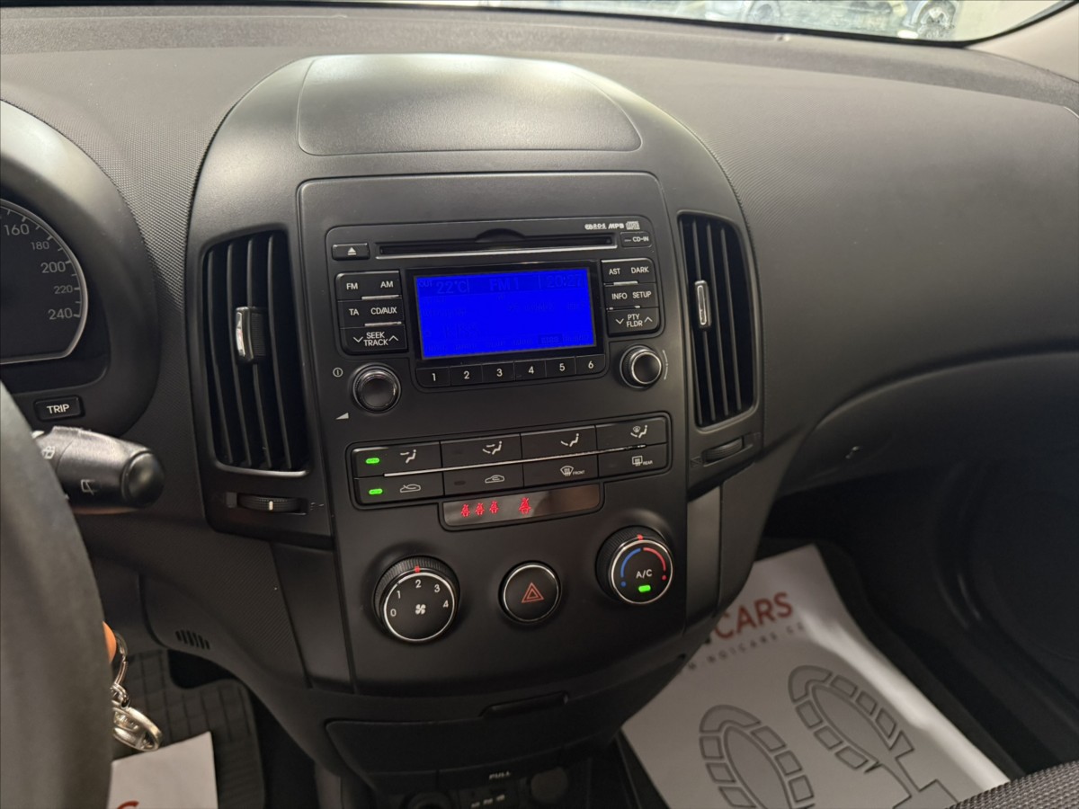 hyundai-i30-1-4-i-klimatizace-tazne-alu - 9