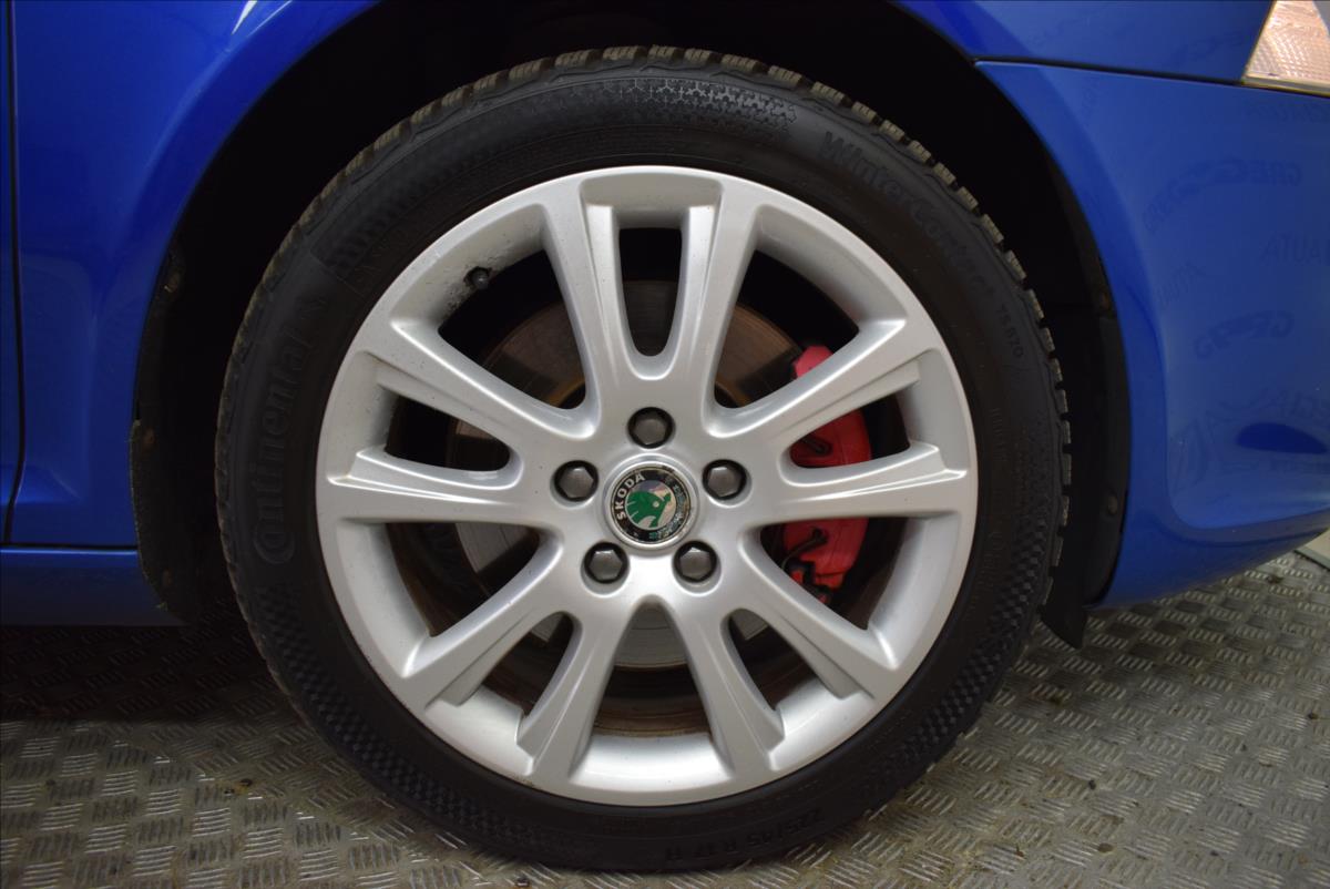 skoda-octavia-2-0-tdi-cr-rs-1-majitel-po-stk - 7