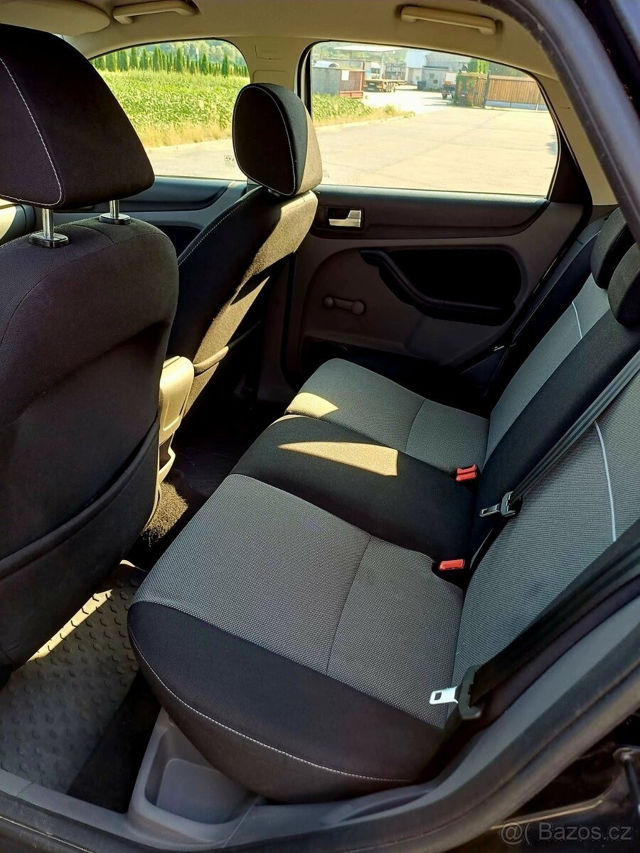 ford-focus-1-6-1596-cm3-74kw-cr-2-majitel - 9