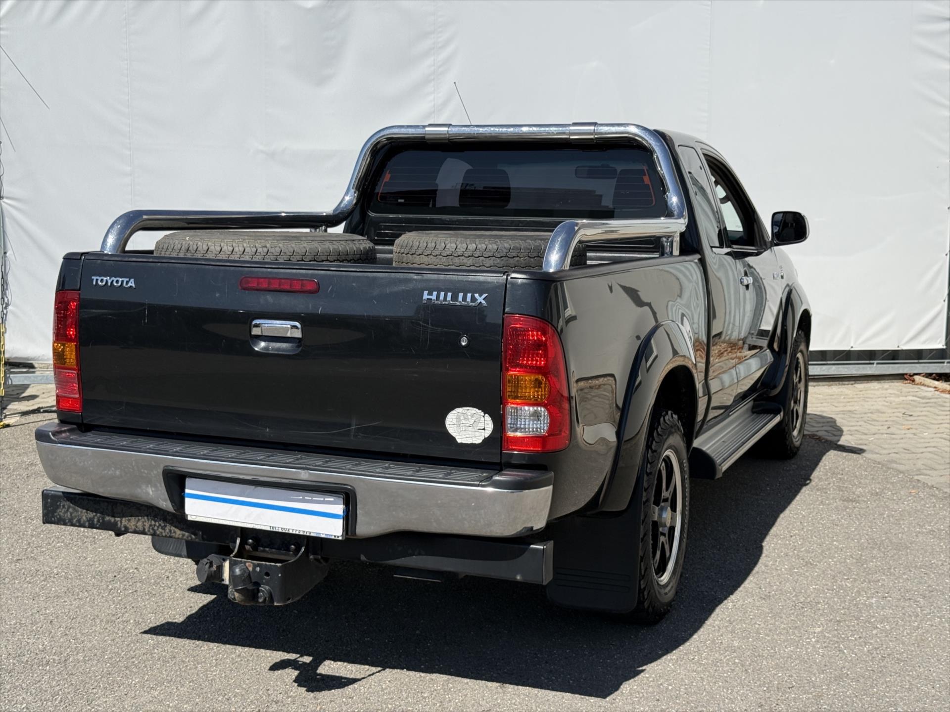 toyota-hilux-2-5-extra-cab - 3