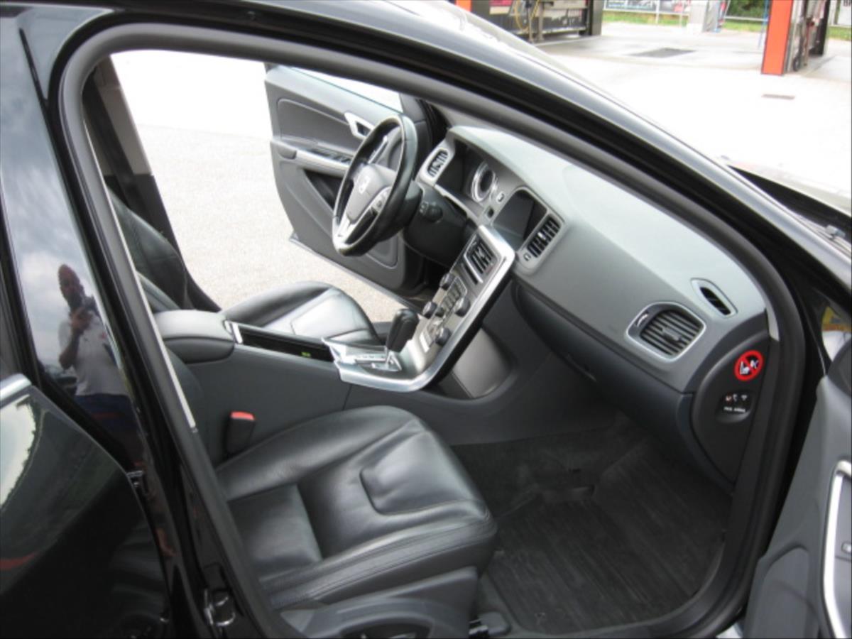 volvo-v60-2-4-awd-d5-summum - 9