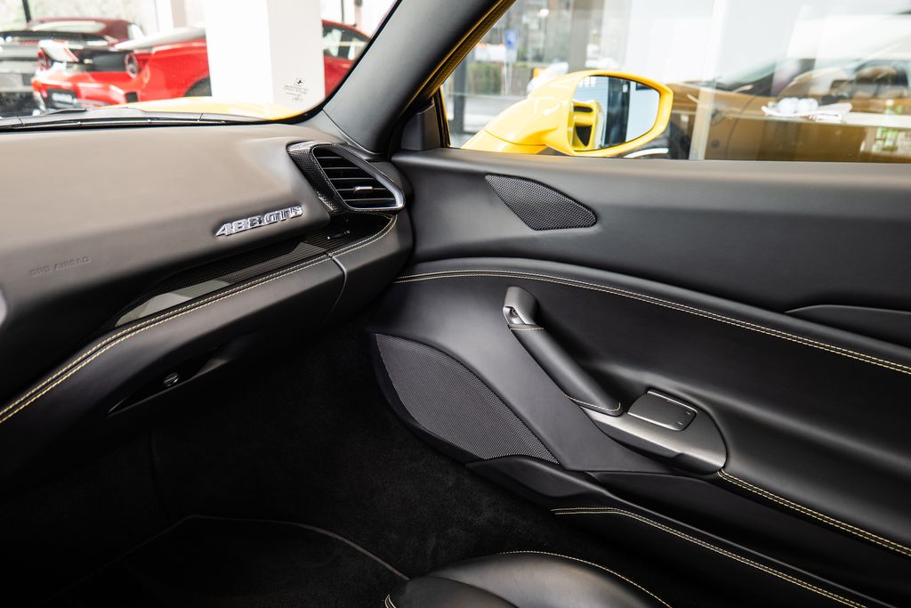 ferrari-488-lift-carbon-giallomodena - 8