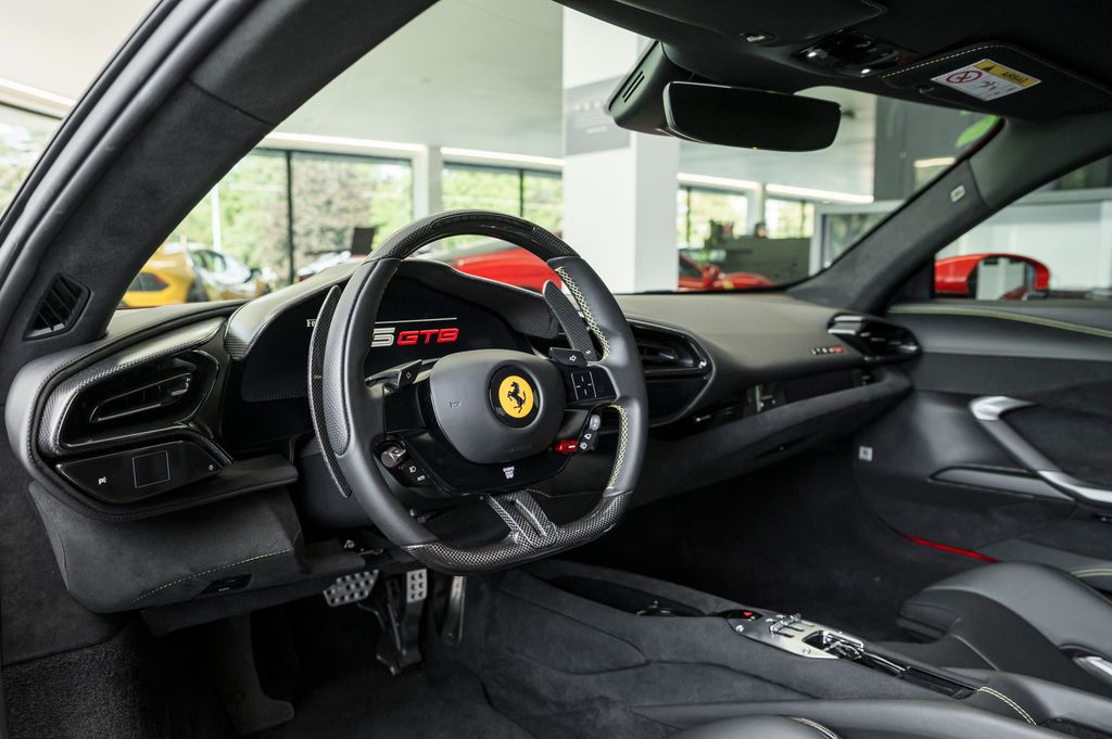 ferrari-carplay-lift-carbon-racing-sea - 4