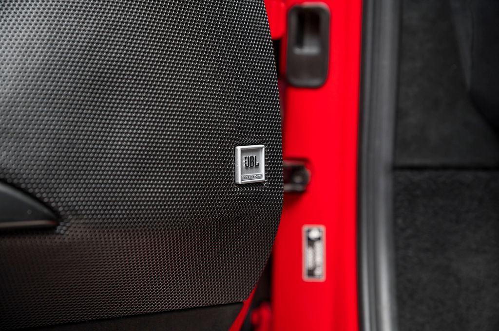 ferrari-carplay-lift-carbon-racing-sea - 9