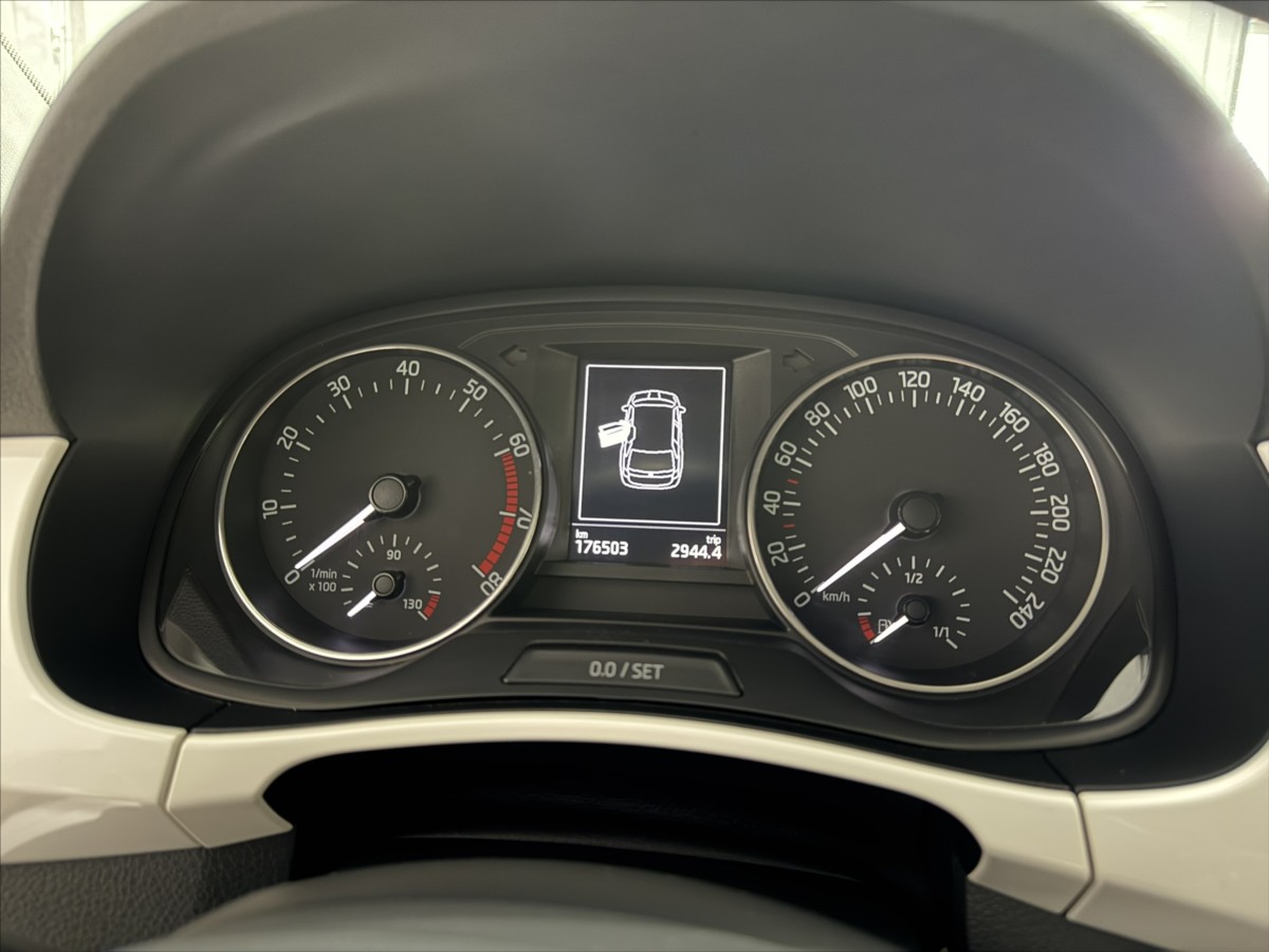 skoda-fabia-1-2-tsi-sport-vyhrev-sedadel - 8