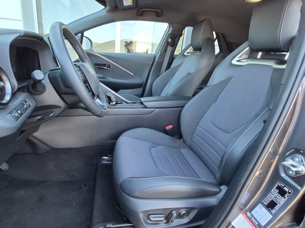 toyota-c-hr-2-0-hev-awd-executive - 8
