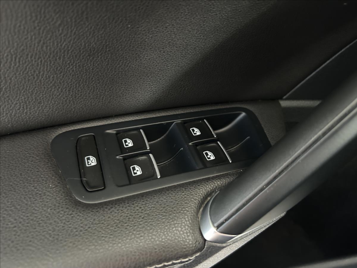 volkswagen-golf-1-4-tsi-92kw-highline-serviska - 9