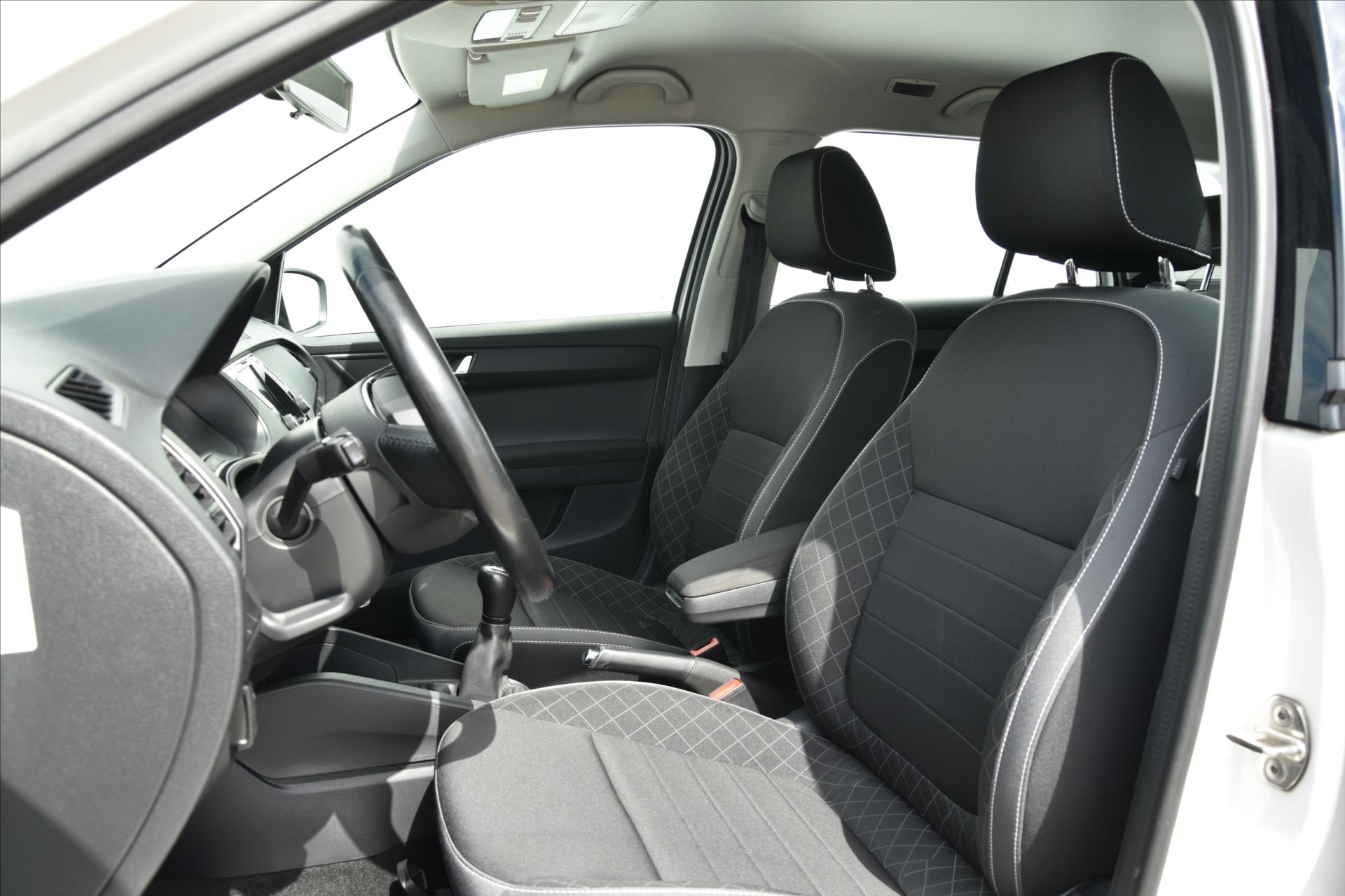 skoda-fabia-1-0-tsi-ambition-tour-dph-cr - 8