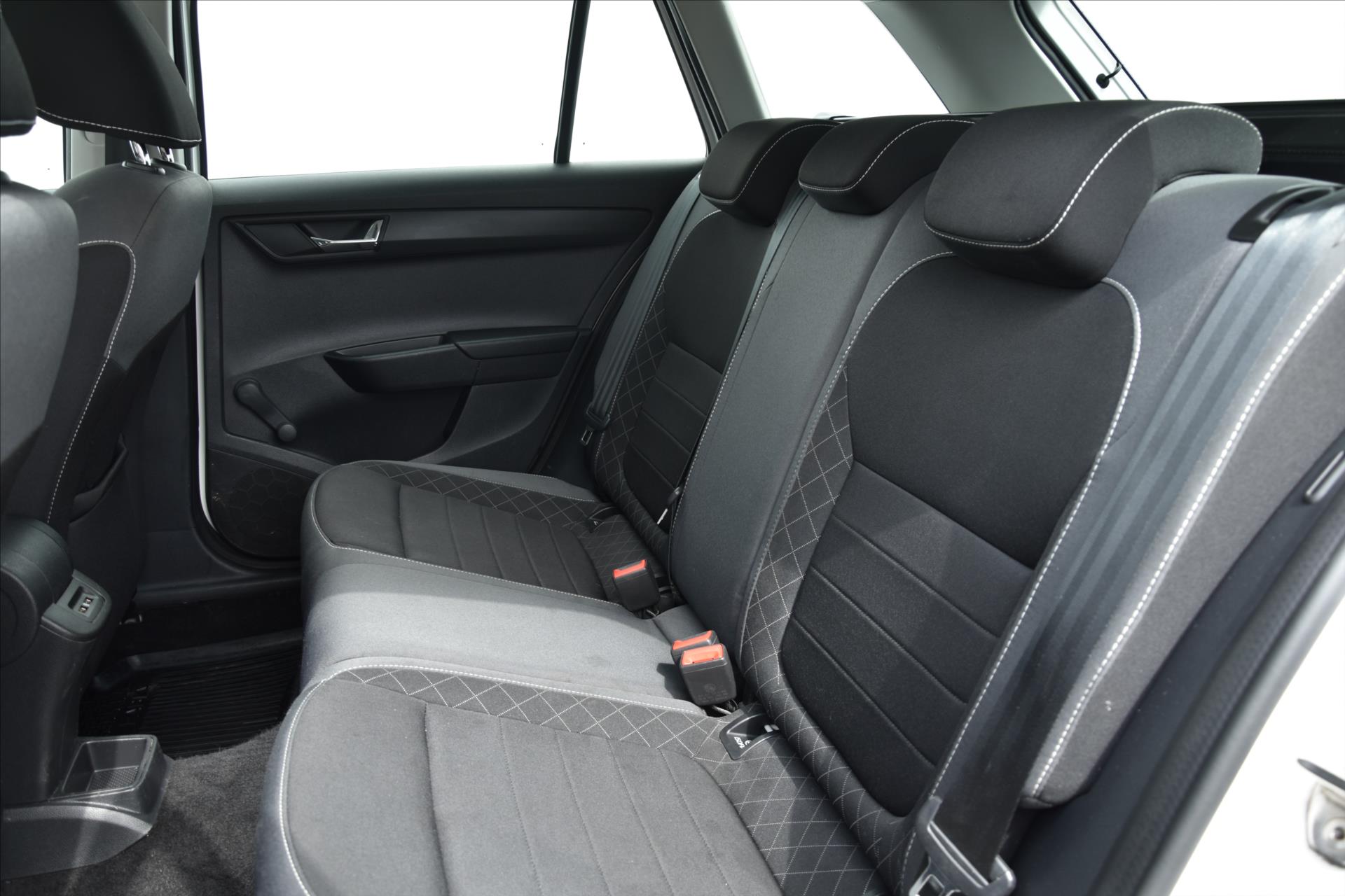 skoda-fabia-1-0-tsi-ambition-tour-dph-cr - 9