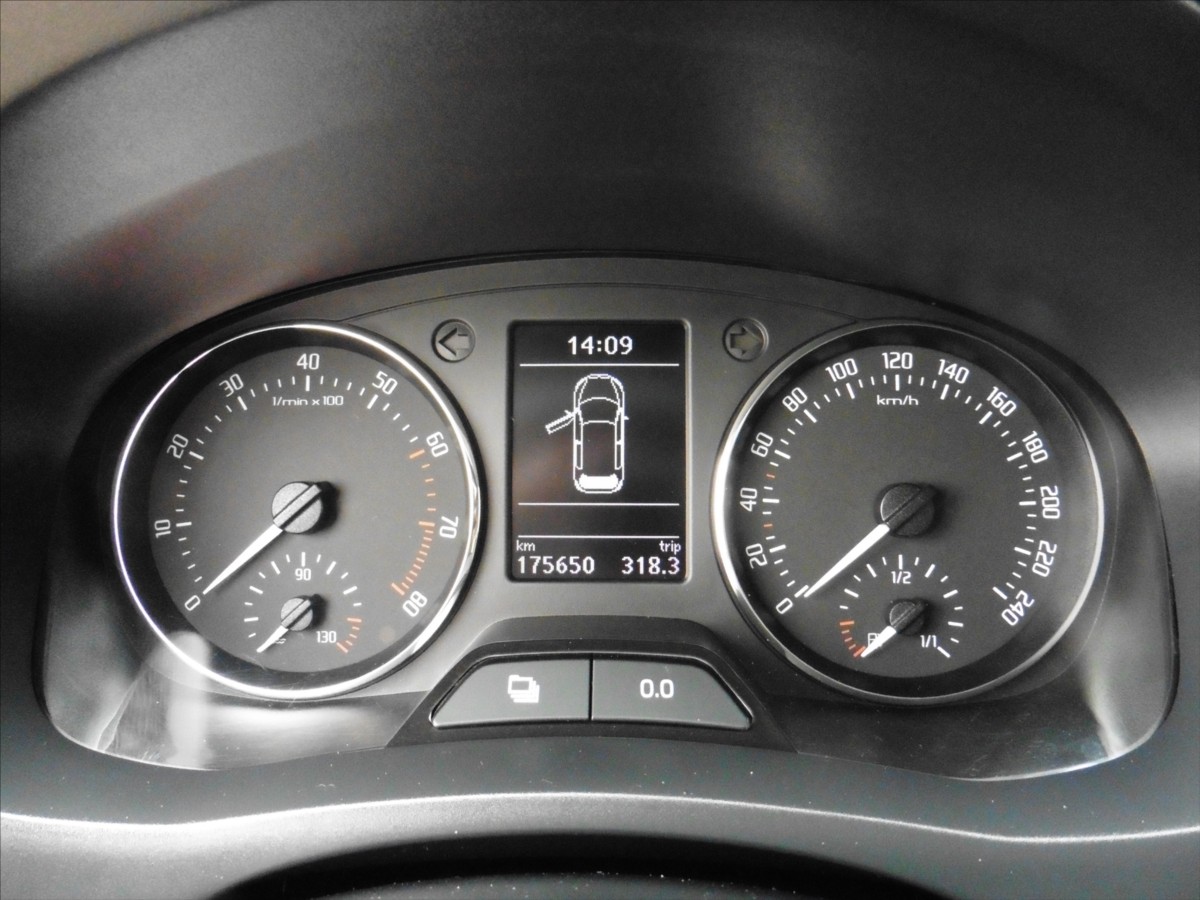 skoda-roomster-1-2-tsi-style-vyhr-sed - 8