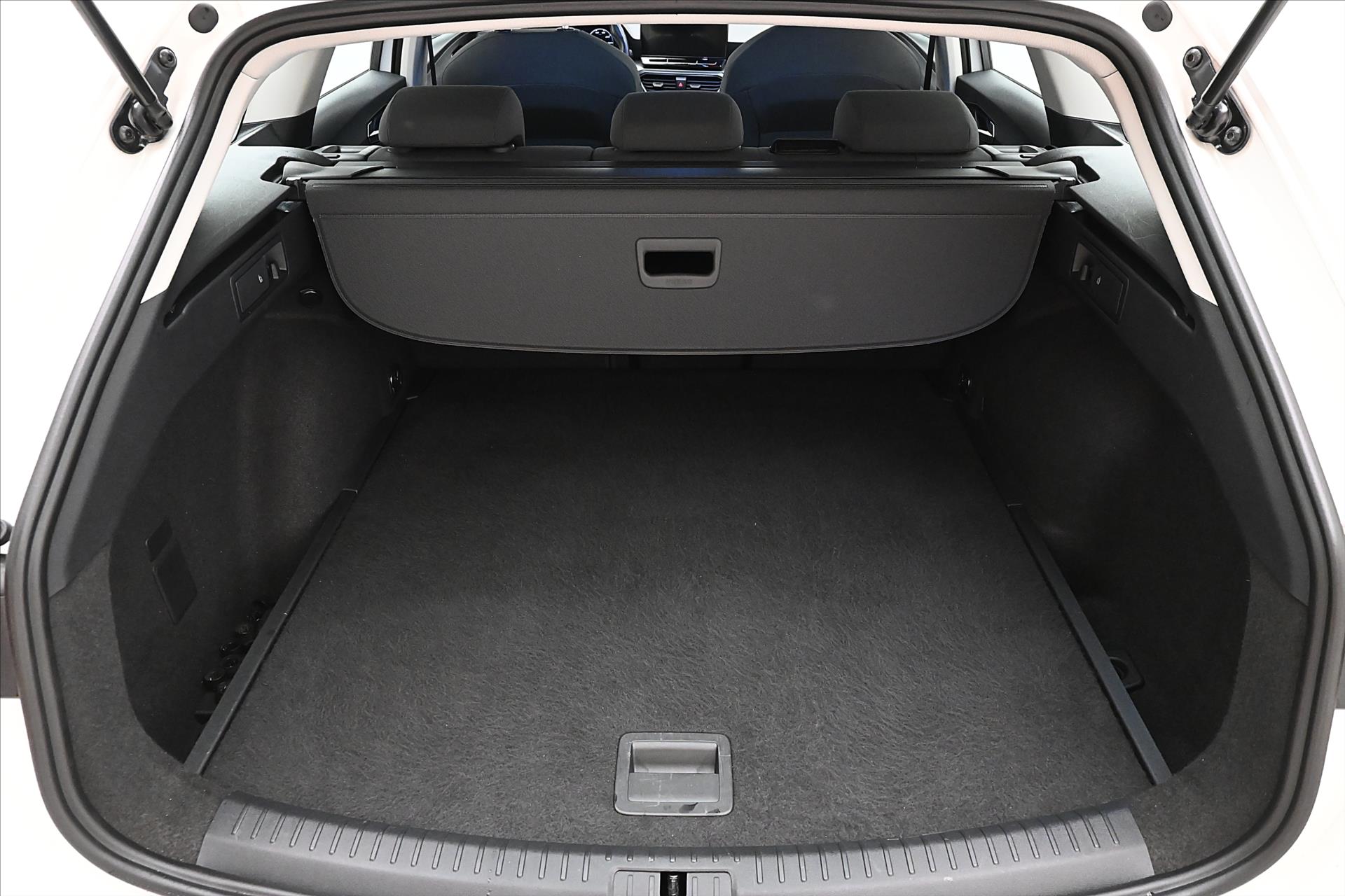 seat-leon-2-0-tdi-110-kw-dsg-style-zaruka-az-5-let - 9