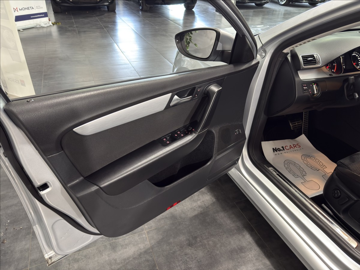 volkswagen-passat-2-0-tdi-dsg-r-line-130kw-navi - 5