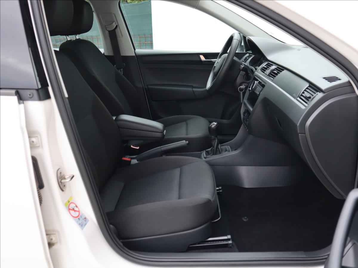 skoda-rapid-1-0-tsi-70kw-vyhrevy-klima - 7