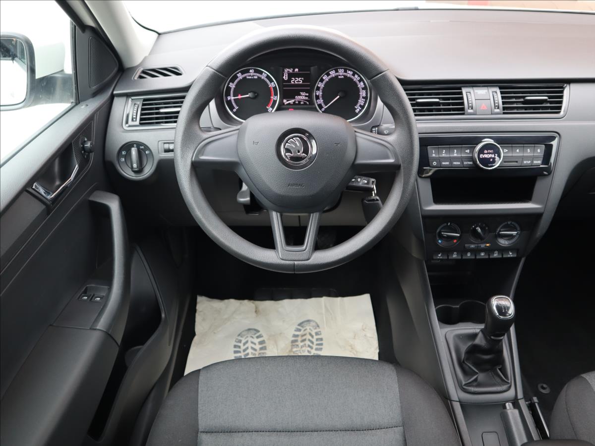 skoda-rapid-1-0-tsi-70kw-vyhrevy-klima - 8