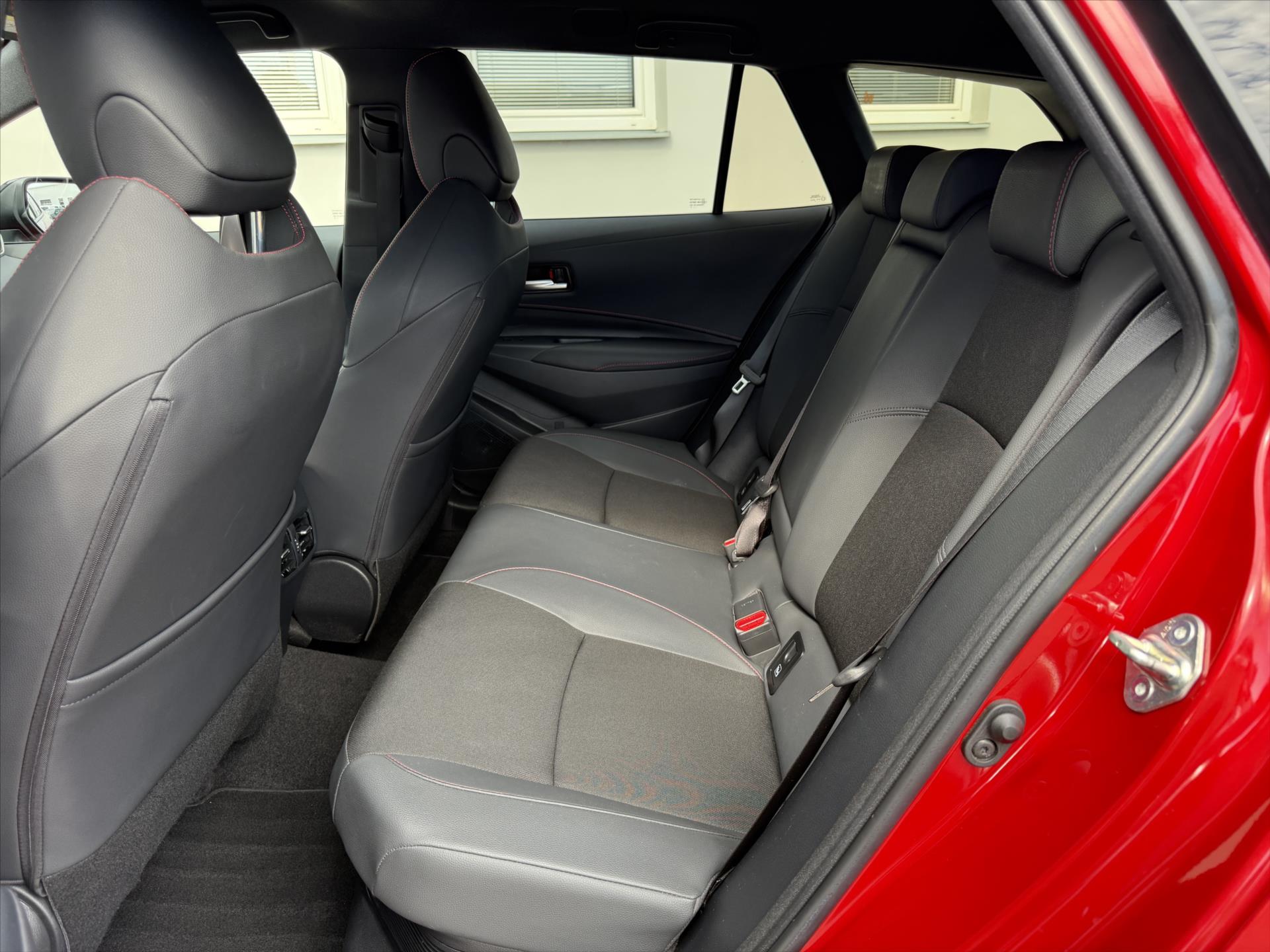 toyota-corolla-2-0-gr-sport-hybrid - 9