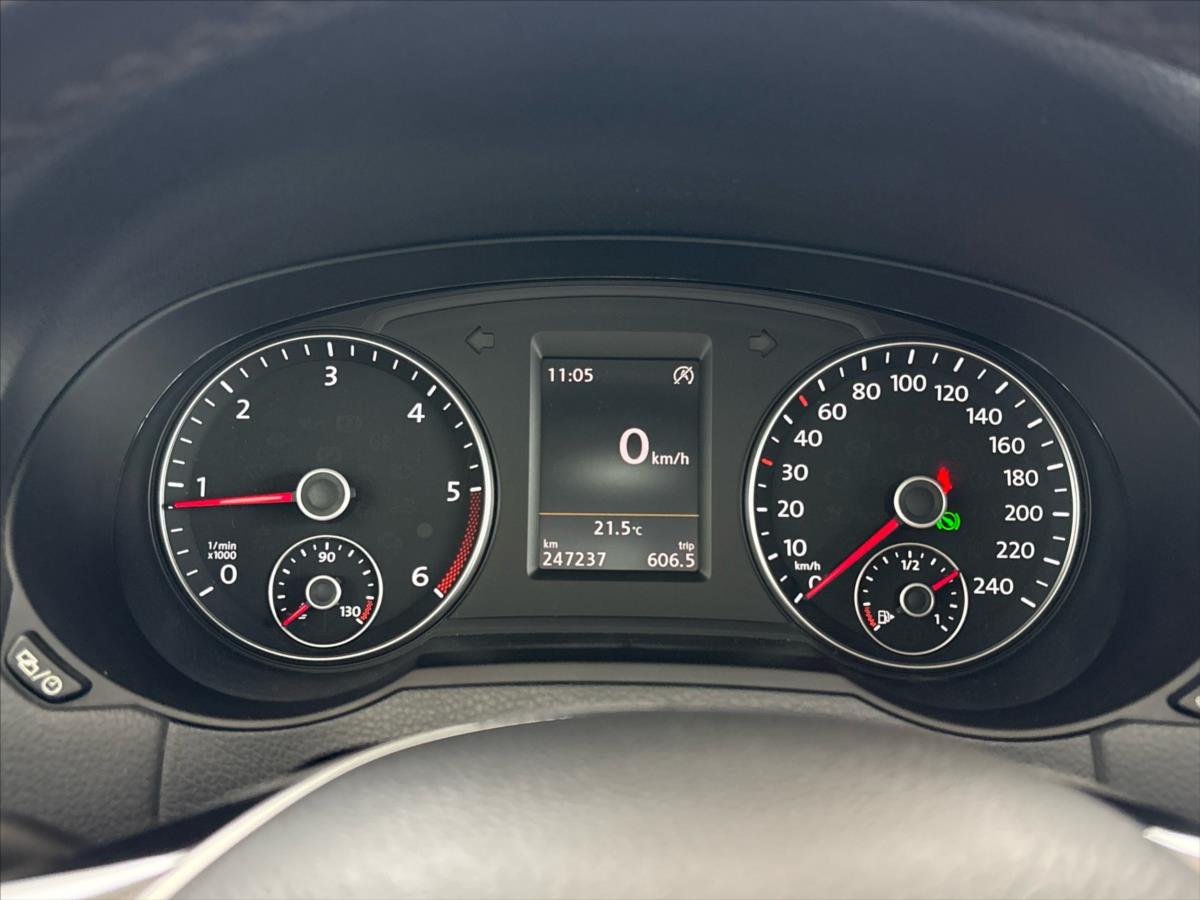 volkswagen-sharan-2-0-tdi-highline-7dsg-4motion - 9