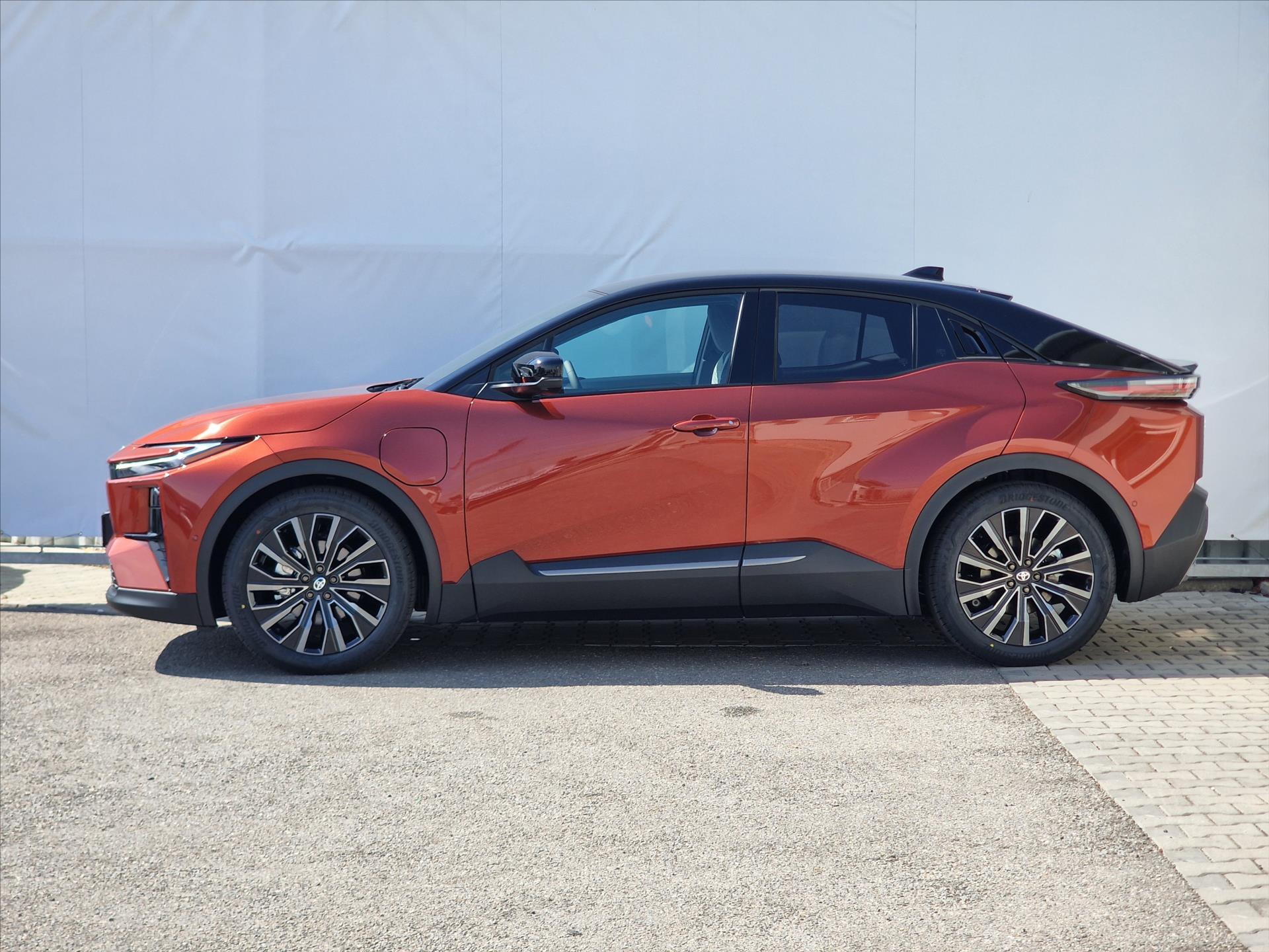 toyota-c-hr-bev-77-kwh-i-awd-343k-executive-svetly-interier - 1