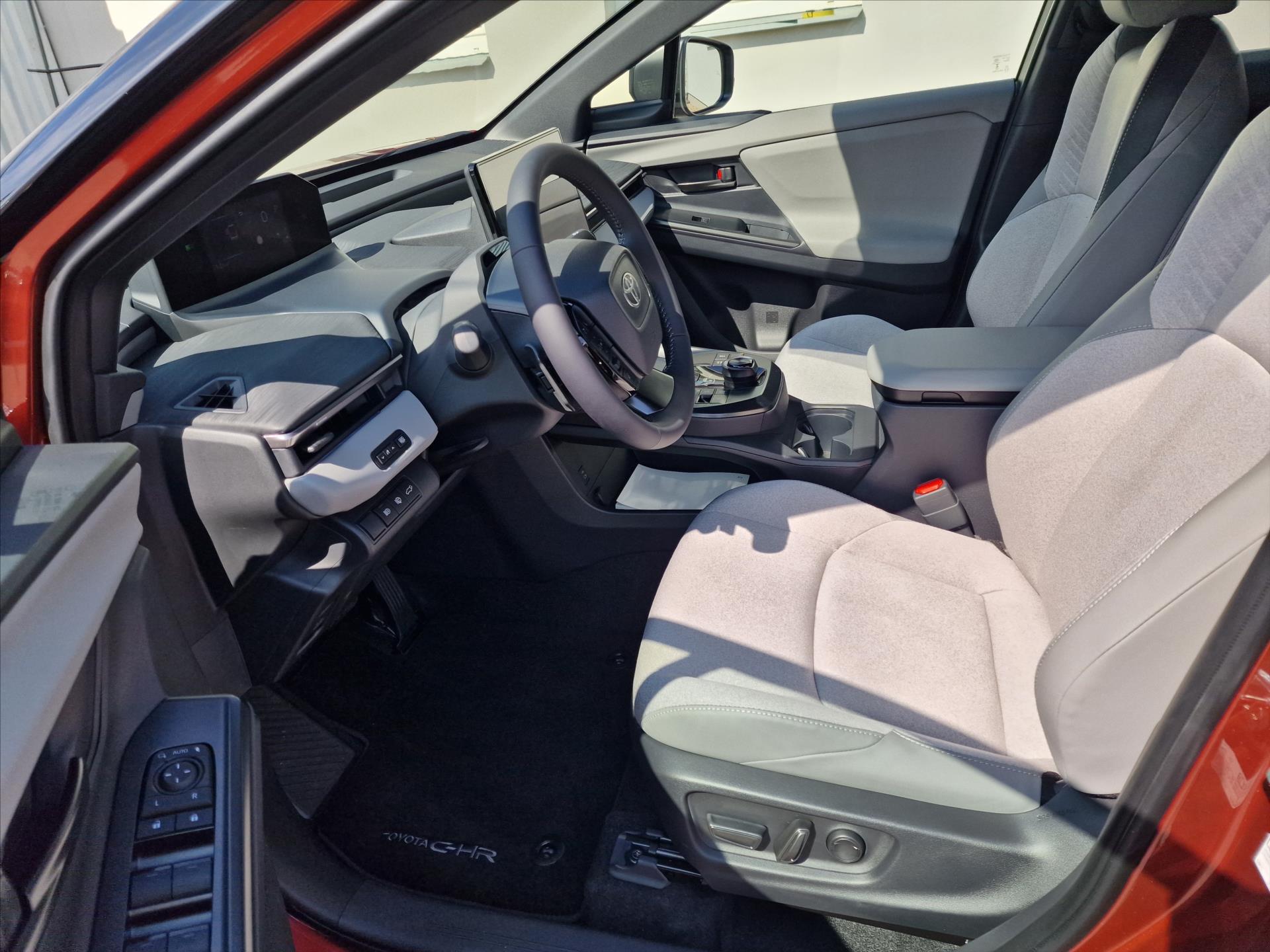 toyota-c-hr-bev-77-kwh-i-awd-343k-executive-svetly-interier - 7