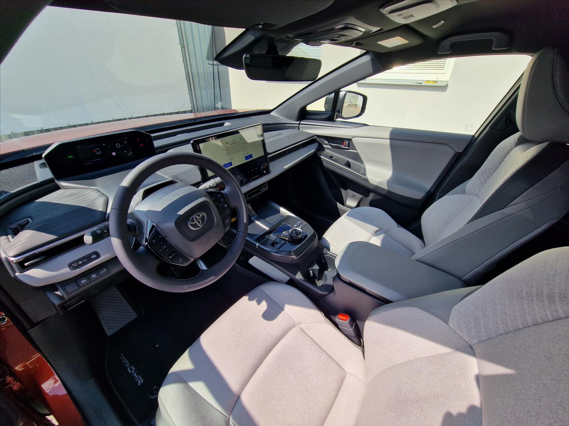 toyota-c-hr-bev-77-kwh-i-awd-343k-executive-svetly-interier - 8