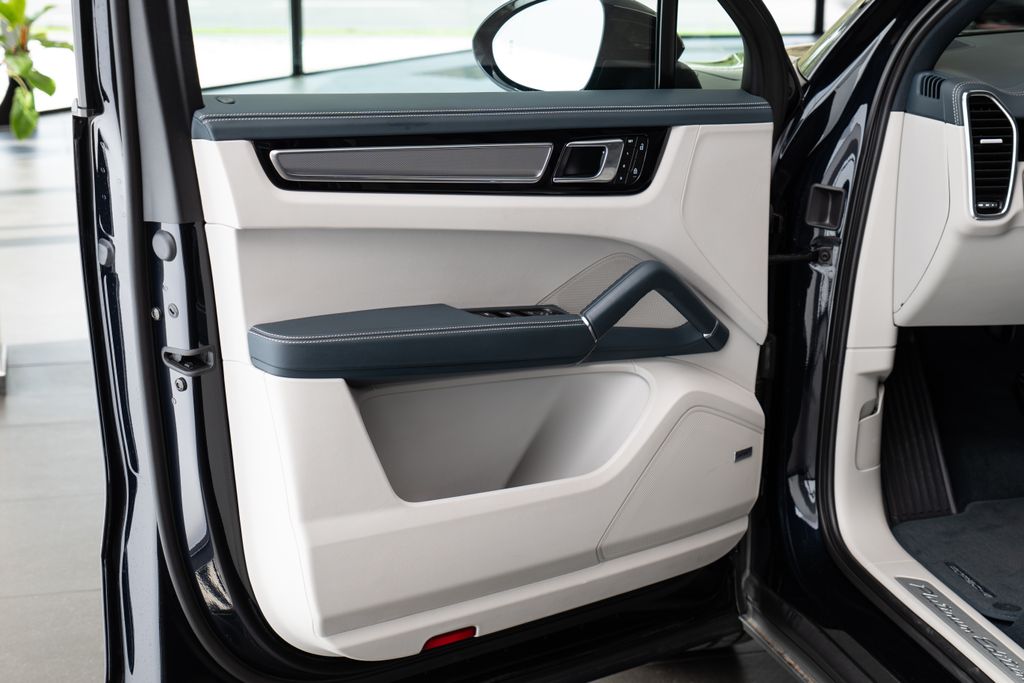 porsche-cayenne-e-hybrid-platinum-edition-bose-vent-sedadla - 6
