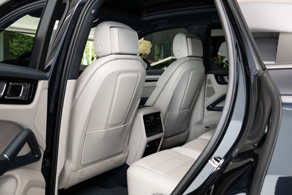 porsche-cayenne-e-hybrid-platinum-edition-bose-vent-sedadla - 8