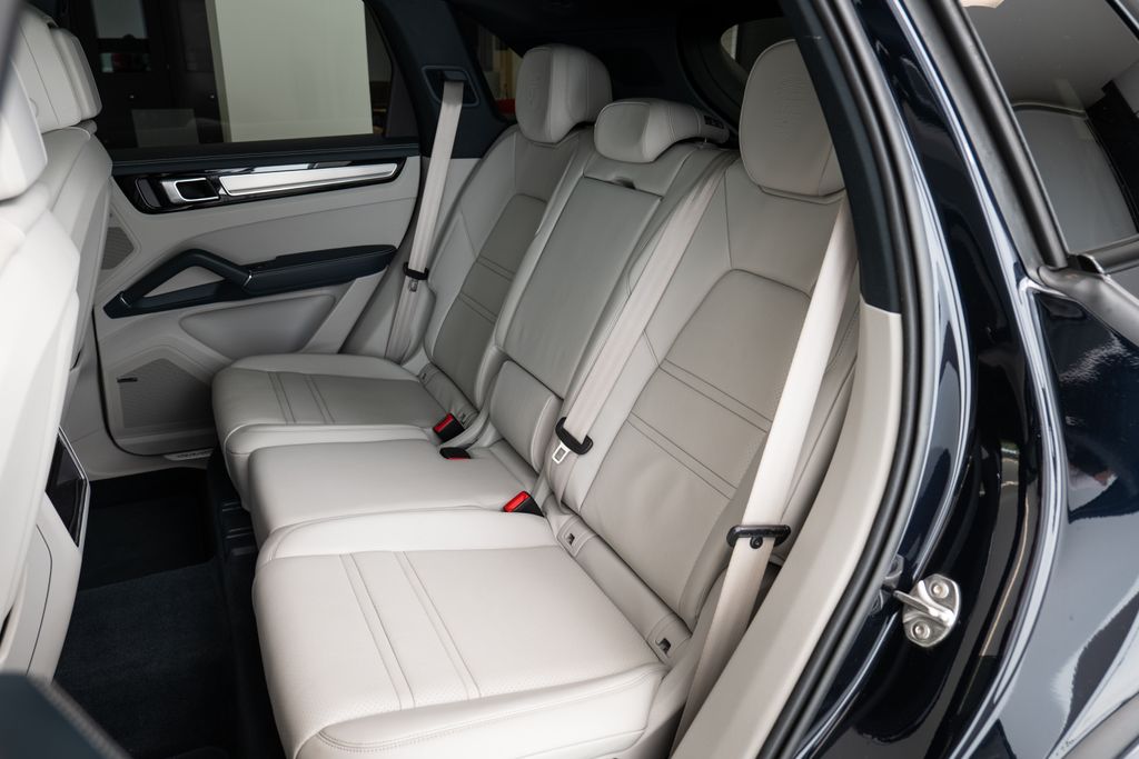 porsche-cayenne-e-hybrid-platinum-edition-bose-vent-sedadla - 9
