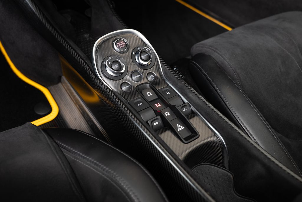 mclaren-600lt-spider-karbon-bowers-wilkins-kamera - 9
