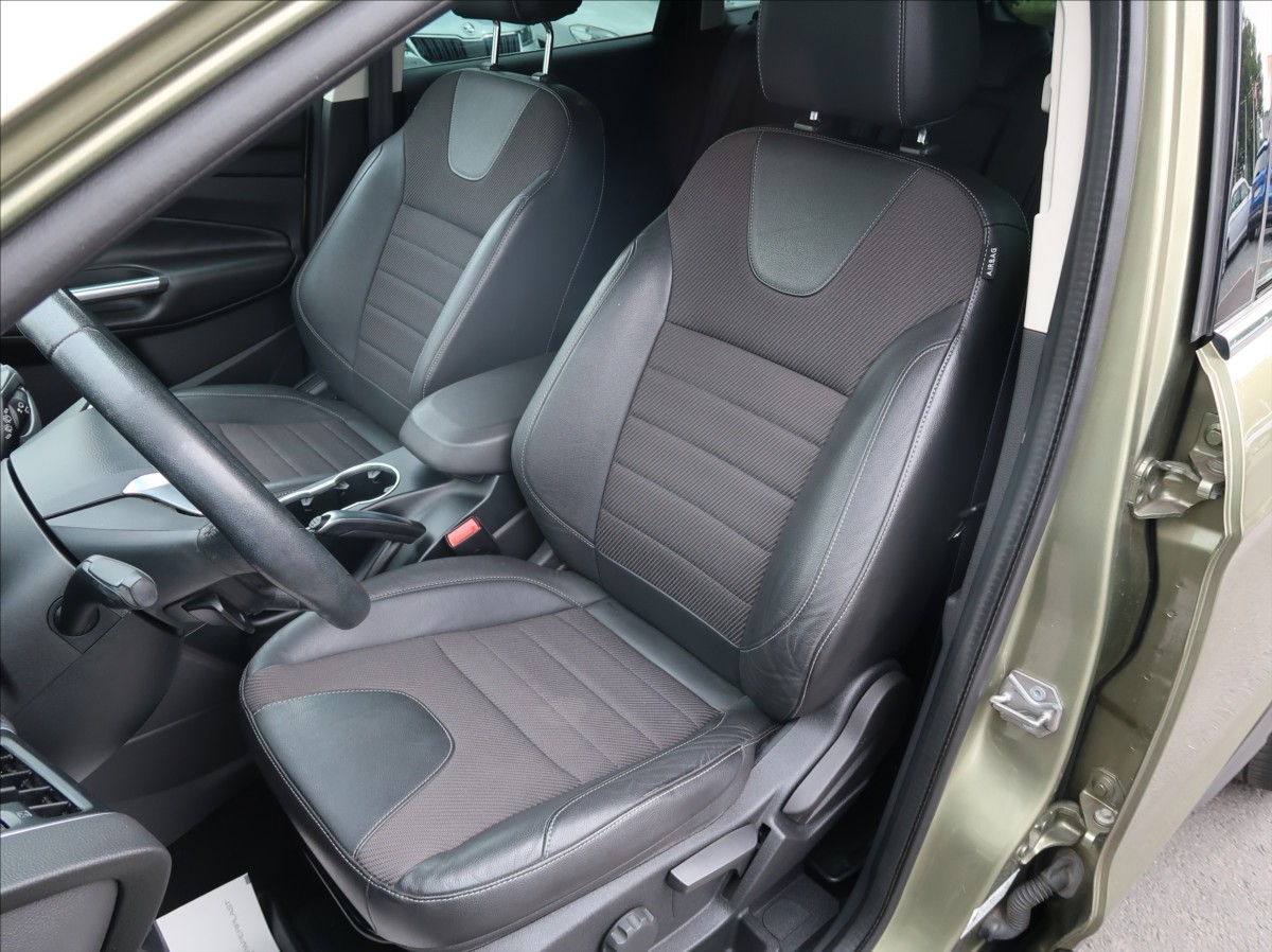ford-kuga-2-0-tdci-120kw-titanium-panorama - 9