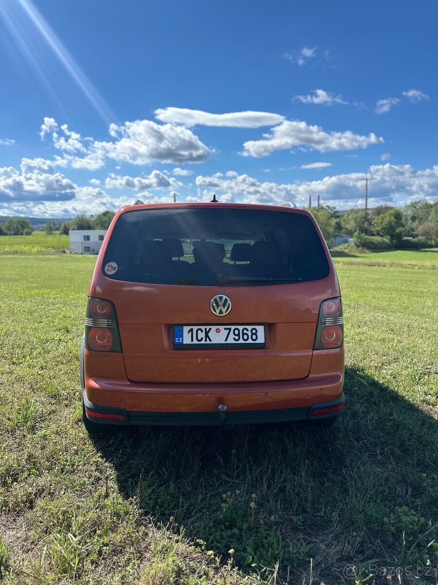 volkswagen-touran-2-0-tdi - 1