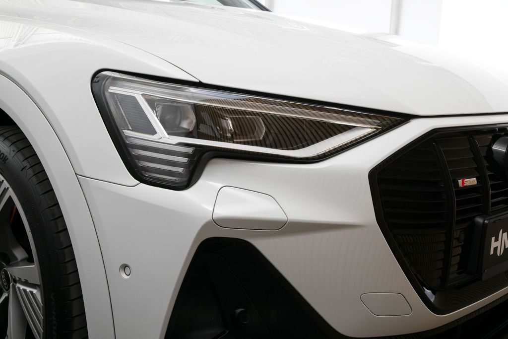 audi-e-tron-55-300kw-sportback-black-edice - 8