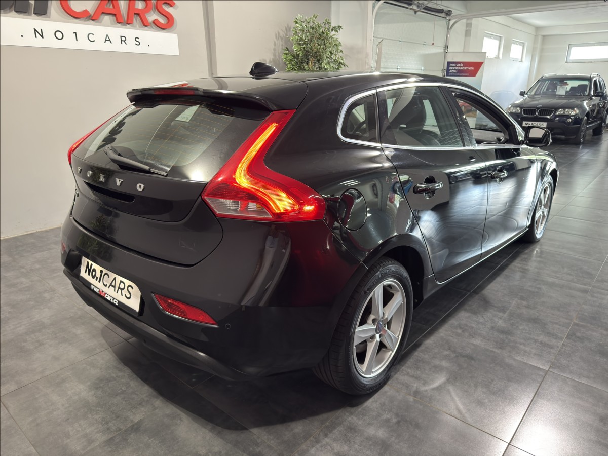 volvo-v40-1-6-d2-momentum-bi-xen-vyhrev - 4