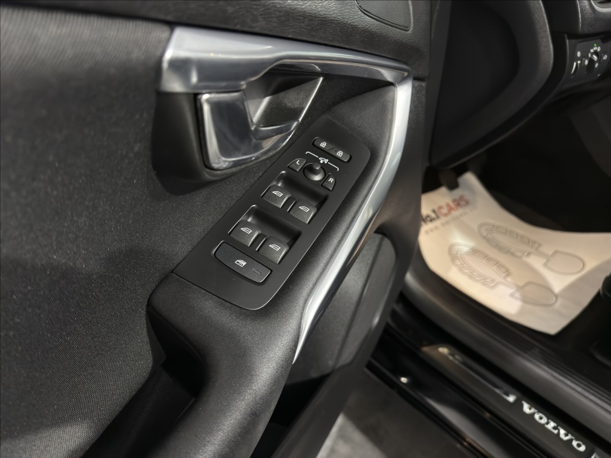 volvo-v40-1-6-d2-momentum-bi-xen-vyhrev - 5