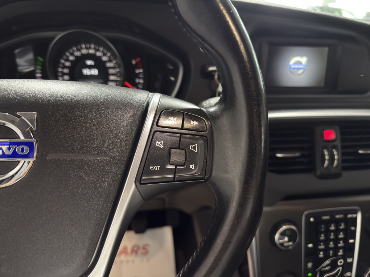 volvo-v40-1-6-d2-momentum-bi-xen-vyhrev - 8