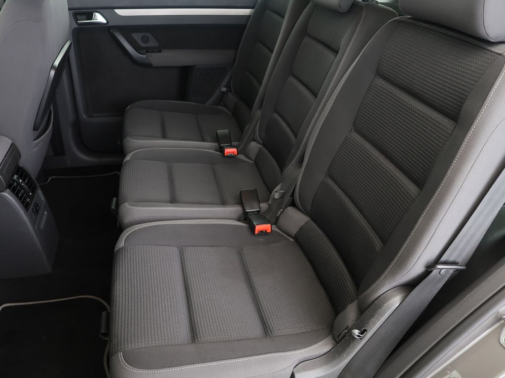 volkswagen-touran-1-4tsi-103kw-automat - 9