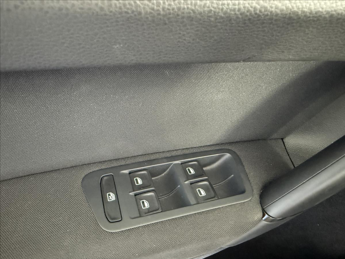 volkswagen-golf-sportsvan-1-2-tsi-63kw-serviska-2-maj - 9