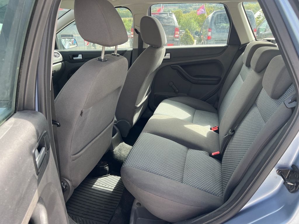 ford-focus-1-6-i - 6