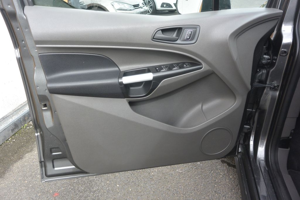 ford-tourneo-connect-1-5tdci-88kw-luxus-vybava-i-st - 8