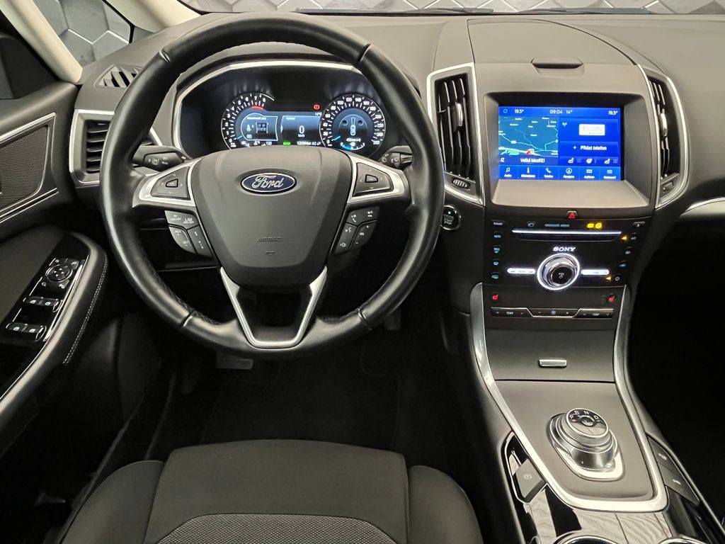 ford-s-max-2-5-hev-titanium-rezervace - 7
