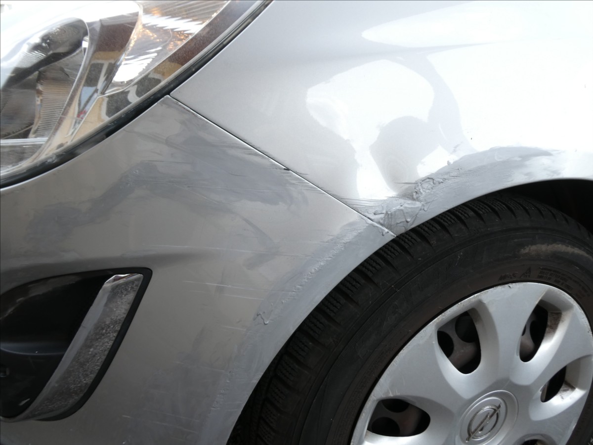 opel-corsa-1-4-16v-74kw-drobne-vady-laku - 9