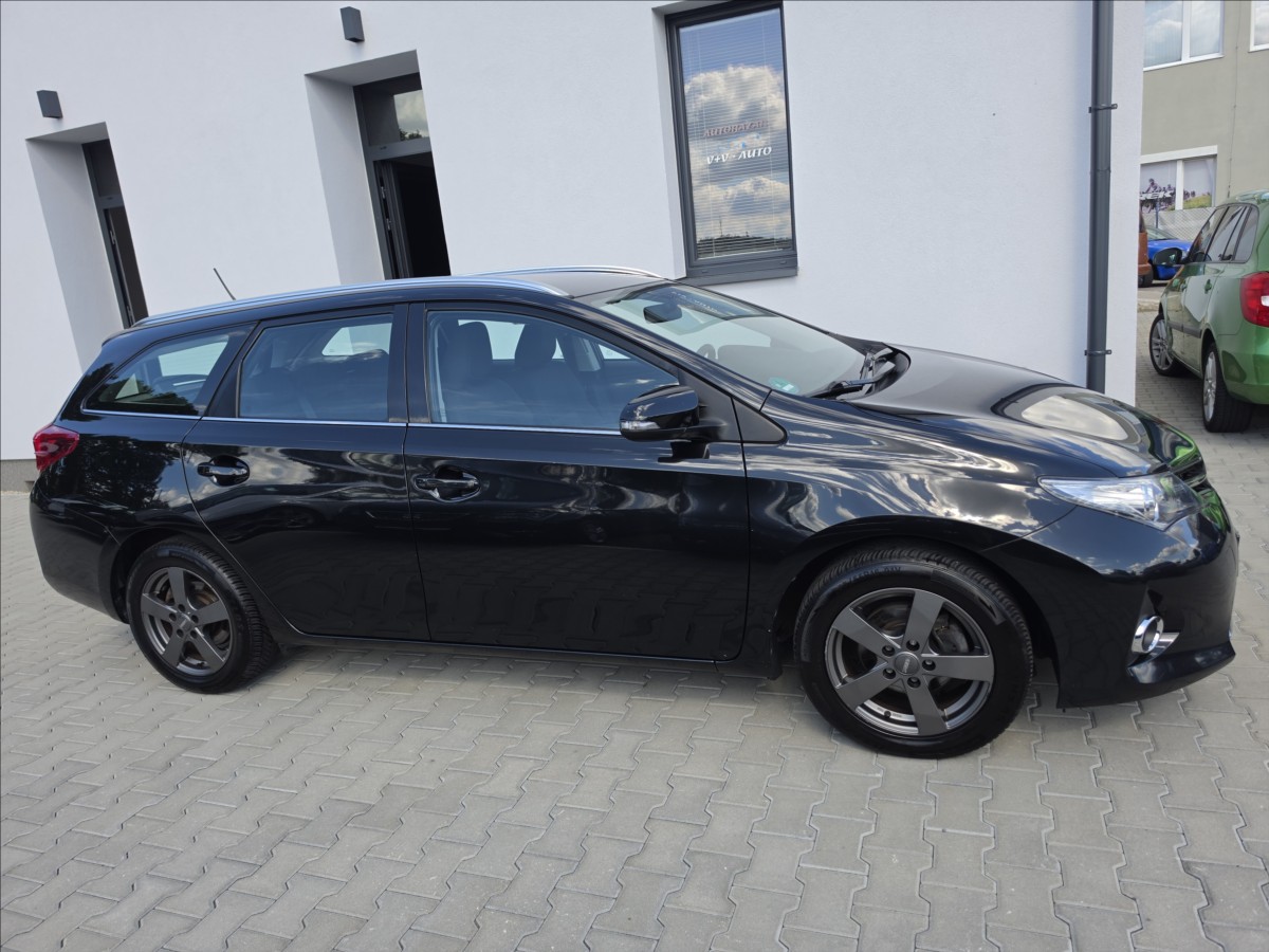 toyota-auris-1-6-97-kw-automat-kamera-navi - 4